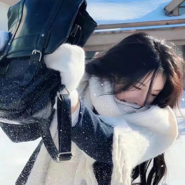 一位站立的人